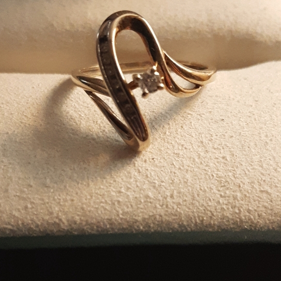 Ladies 10k Yellow gold ring - Picture 3 of 5